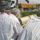 Un grupo de pensionistas observa unas obras en la capital.-ISRAEL L. MURILLO