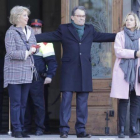 Irene Rigau, Artur Mas y Joan Ortega, a la salida de la Generalitat, antes de dirigirse al Palau de Justícia, el lunes 6 de febrero.-FERRAN NADEU