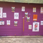 Tienda de la madre de Albert Rivera con carteles a favor del sí al referendum.-EL PERIÓDICO