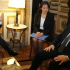 El presidente Francois Hollande con el ministro de Exteriores iraquí, Ibrahim al Jaafari, en París.-AP / REGIS DUVIGNAU