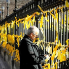 Independentistas colocan lazos amarillos en la verja del parque de la Ciutadella-FERRAN NADEU