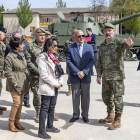 Margarita Robles y el entoncoes secretario de Estado de Defensa, Ángel Olivares, durante su visita a la base militar Cid Campeador de Castrillo del Val.