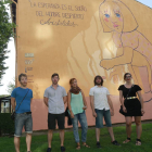 Diego Alonso, Néstor Alonso, Saray Pérez, Rodrigo García y Rachel Merino, integrantes del colectivo artístico Sio2, junto a su nuevo mural.-RAÚL G. OCHOA