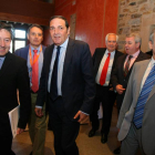 El alcalde de Ponferrada, Samuel Folgueral; el jefe dde UCI del hospital El Bierzo, Braulio Álvarez; el consejero de Sanidad, Antonio Maria Sáez; el delegado de la Junta en León, Guillermo García; el gerente del hospital El Bierzo de Ponferrada, Alfonso R-Ical