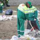 Los trabajadores de Semat tuvieron un intenso trabajo este sábado para devolver el aspecto de zona verde al parque del Parral.-ISRAEL L. MURILLO