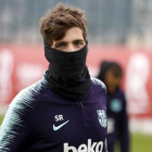 Sergi Roberto se protege del frío este lunes.-FC BARCELONA