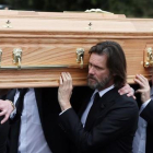 Jim Carrey (con barba), portando el féretro de su exnovia.-AP