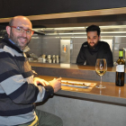 El chef de Cocinandos, Juanjo Pérez (i), degusta un tiradito de atún junto a David García Guerra, cocinero del Becook Urban Food.-I. M.