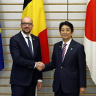 El primer ministro japonés, Shinzo Abe, recibe a su homólogo belga, Charles Michel.-Foto: YUYA SHINO / POOL / EFE
