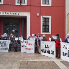 La plataforma vecinal que interpuso la querella se manifestó ayer al as puertas del Juzgado de Villarcayo.-ECB