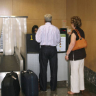 Dos pasajeros facturan sus maletas en una imagen de archivo del aeropuerto de Villafría.-RAÚL G. OCHOA
