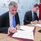 El rector, Manuel Pérez Mateos, y el consejero de Presidencia, Ángel Ibáñez, firman el convenio. ISRAEL L. MURILLO
