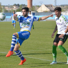 Un jugador de la Arandina trata de controlar el balón durante el partido de ayer en El Montecillo.-ALBERTO CALVO