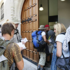 Peregrinos entrando en el albergue.-Raúl G Ochoa