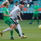 Gastón Machín presiona a un jugador del Salmantino durante el encuentro de ayer en El Helmántico.-BURGOS CF