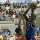 Thompson lanza en posición forzada ante San Emeterio.-SANTI OTERO