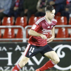 Pedro Martín, el autor del gol rojillo, avanza con el esférico durante el choque de ayer ante el Córdoba.-LFP