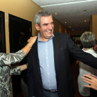 El diputado socialista Julio Villarrubia saluda a una afiliada del PSOE y a la secretaria general del Partido en Palencia, Miriam Andrés (I), a su llegada al Congreso extraordinario del PSOE de Palencia para designar a los delegados que acudirán al Congre-Ical