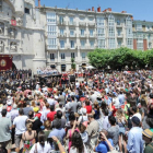 Cientos de personas se congregaron, ayer,  frente al Arco de Santa María para entonar el Himno a Burgos.-ISRAEL L. MURILLO