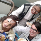 Eva Ruiz  junto a una de las hermanas de la Congregación del Huerto y una niña hospitalizada en Potosí.-ECB