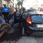 El coche se subió a la acera y se estampó contra la farola derribándola.-I. L. M.