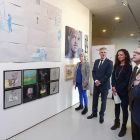 Chus Klett, Marcos Cereijo, Cristina García, Fulgencio Villafáfila y Antonio Arranz miran algunas de las obras de la muestra en el CAB.-Raúl Ochoa