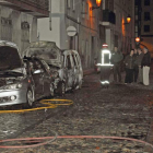 Estado en que quedaron los vehículos tras sofocar el fuego los bomberos voluntarios.-G. G.