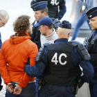 La policía francesa detiene a unos aficionados rusos en Lille.-REUTERS / WOLFGANG RATTAY