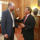 El responsable de Proyecto Hombre, Manuel Fuentes, antes de la firma con el presidente provincial, César Rico (dch).-R.O.