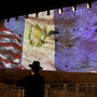 Las murallas de la vieja ciudadela de Jerusalén se adornaron esta noche con banderas de Guatemala.-PATRICIA MARTINEZ