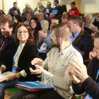Los militantes del Partido Popular, incluido el candidato Héctor Javier Martín, felicitan a Raquel Contreras tras anunciarse su victoria.-RAÚL G. OCHOA