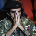 Un seguidor del partido de Nicolás Maduro, disfrazado de Ché Guevara, triste tras la derrota electoral.-AFP / FEDERICO PARRA