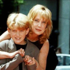 Mary Ellen Trainor y su hijo Alex, en una imagen de 1997.-Foto: AP / DAMIAN DOVARGANES