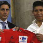 El presidente ejecutivo de Telefónica, José María Álvarez-Pallete, posa con el ciclista colombiano Nairo Quintana.-FERNANDO ALVARADO / EFE
