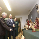 El capitán Garrido, el delegado de Patriomonio del Arzobispado, JuanÁlvarez, JoséMaríaArribas y el sargento Lacalle observan las piezas.-RAÚL G. OCHOA