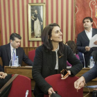 El concejal Fernando Gómez (a la derecha) charla, al inicio del Pleno municipal de ayer, con la portavoz de Ciudadanos, Gloria Bañeres.-SANTI OTERO