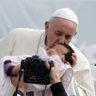 El Papa besa a un niño durante una misa en Nagasaki, este domingo.-EFE / EPA / KIMIMASA MAYAMA