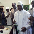 El presidente de Gambia (de blanco) en una imagen de octubre del 2001.-CHRISTINE NESBITT / AP