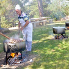 Los cocineros vigilan los calderos para que el guiso esté en su punto.-R. F.