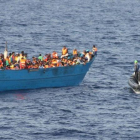 Una lancha irlandesa al rescate de una barca repleta de migrantes, a 36 millas al nordeste de Trípoli (Libia), el 21 de octubre.-EFE / IRISH DEFENCE FORCES