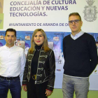 Azucena Esteban junto al director de la banda  y el presidente de Cruz Roja.-L.V.