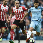 Agüero, que ha vuelto a la titularidad, conduce el balón perseguido por Oriol Romeu, del Southampton.-REUTERS / OLI SCARFF