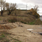 El acceso al enlace de caminos de Valdesorda aparece cortado con una zanja-G. G.