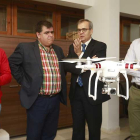 Tras la presentación de Ubudrone-TalentCluster se llevó a cabo una pequeña exhibición en la Sala de Juntas del Rectorado.-RAÚL G. OCHOA