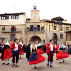 La plaza Mayor acogió la tradicional danza del escarrete de las parejas.-G. G.