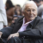 Kirk Douglas, a sus 102 años, el pasado 6 de noviembre en el paseo de la fama de Los Ángeles.-AP / CRIS PIZZELLO