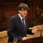 El 'president' de la Generalitat, Carles Puigdemont, en el Parlament.-EL PERIÓDICO