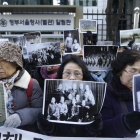 Familiares de víctimas de las tropas japonesas durante la Segunda Guerra Mundial en una protesta ante el ministerio de Exteriores surcoreano.-AP