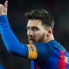 Messi agradece su ánimo a los aficionados del Barça durante el partido de Copa contra la Real Sociedad, en enero del 2017.-JORDI COTRINA