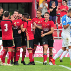 Los jugadores del Mirandés celebran el segundo gol, obra de Álvaro Rey.-JOSÉ ESTEBAN EGURROLA